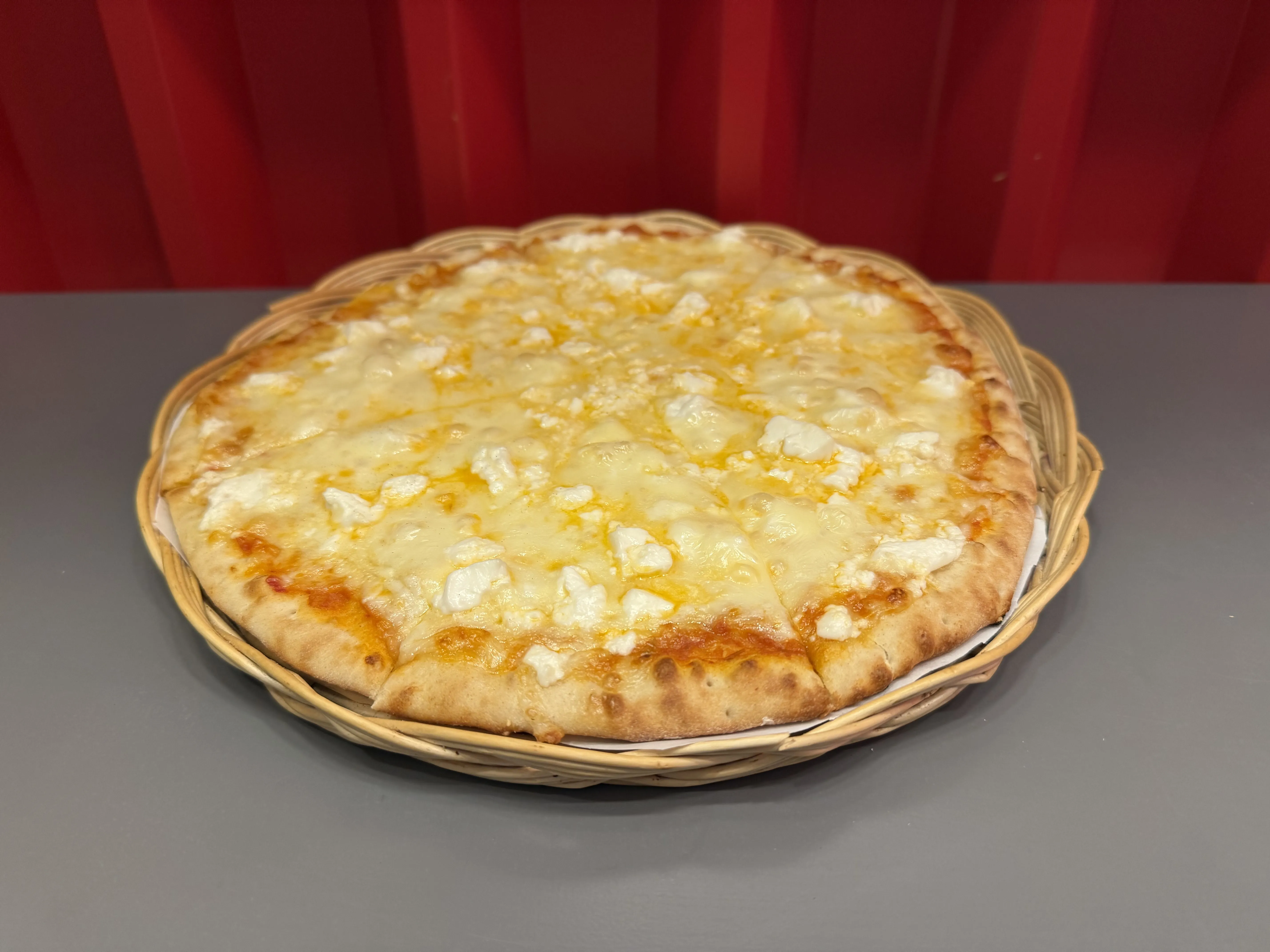 Πίτσα με 4 τυριά